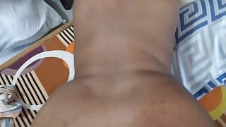 Muž i žena imaju seks u paru