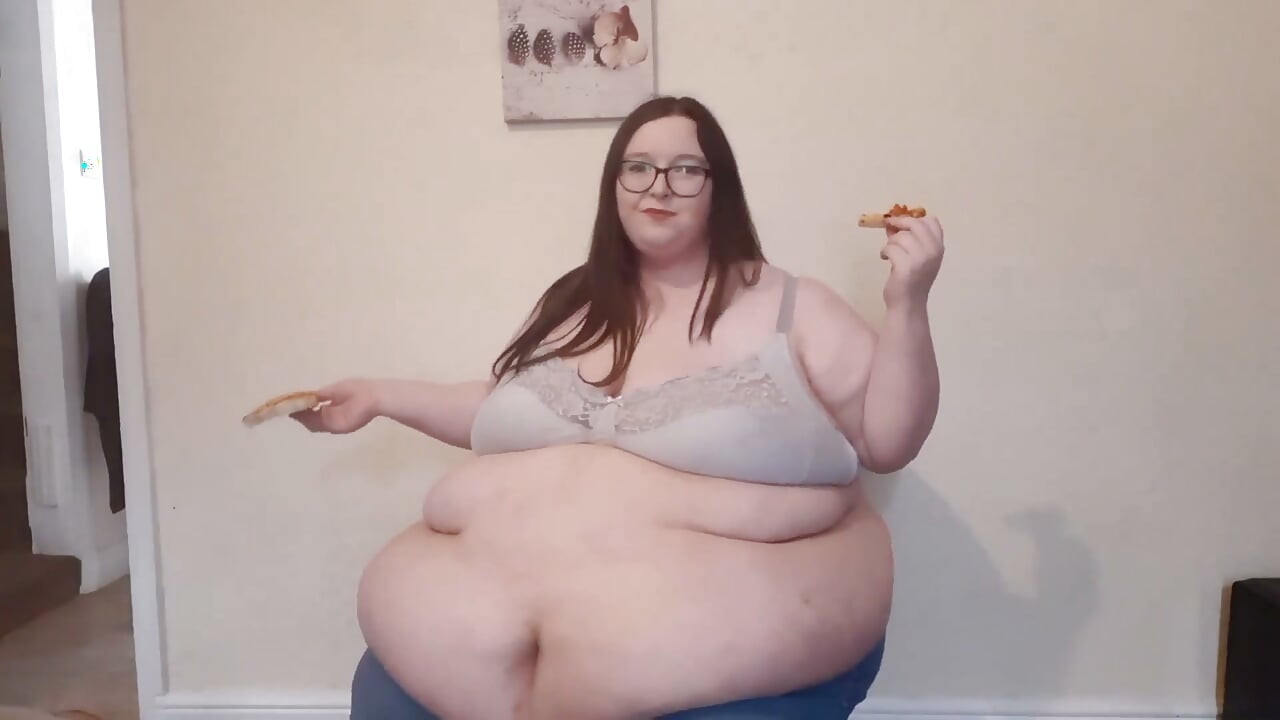 SSBBW 사무실 의자에서 피자 먹기