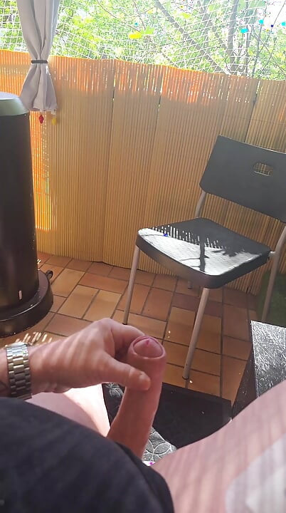 granne i underkläder på balkongen