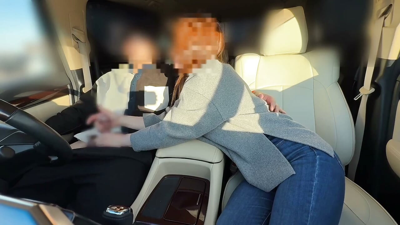 Una mujer casada y preciosa que me hace correrme con las manos y la boca incluso en el trabajo