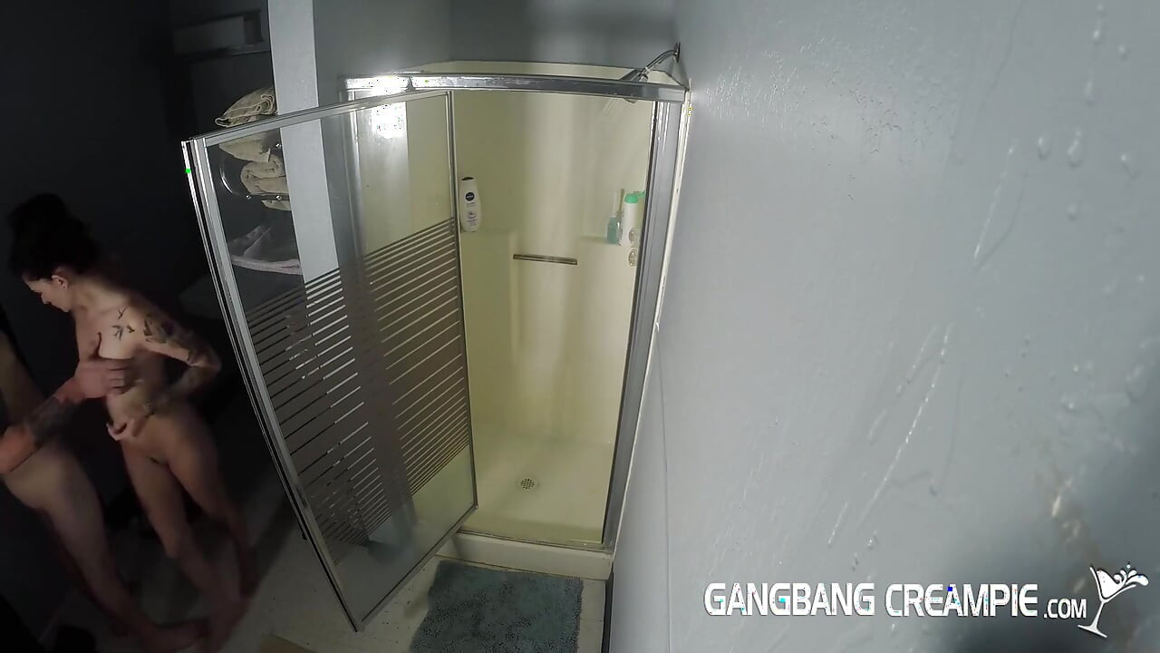 샤워 중 따먹히는 마른 소녀