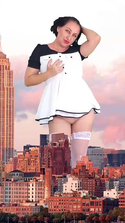 Wow! Külotsuz dev bir bayan şehirde dolaşıyor. King Kong kadar uzun! Dev bir kadının harika gösterisi! 3