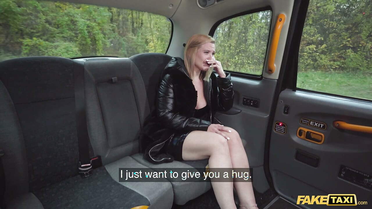 Plavuša sa fantastičnim VELIKIM OKRUGLIM CICAMA dobija sažalno jebanje posle sahrane - Fake Taxi