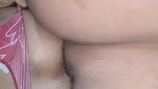 Pria ini menyodomi pantat mungilku, dia crot di dalam perutku, aku bisa merasakan sperma hangatnya, nikmat banget.