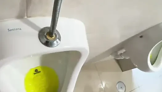 Umumi tuvaletlerde tamamen çıplak işemeye cüret ediyor