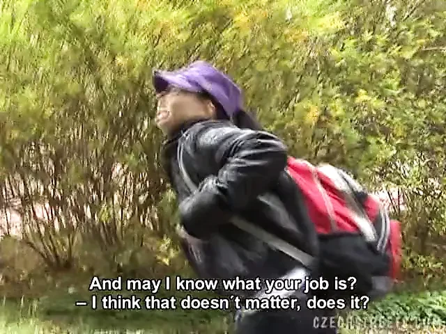 在森林里的即兴性爱，女人是真正的荡妇