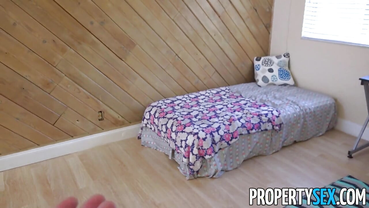 Propertysex pemilik rumah menemukan si pirang mungil panas yang menunggu di halaman belakang