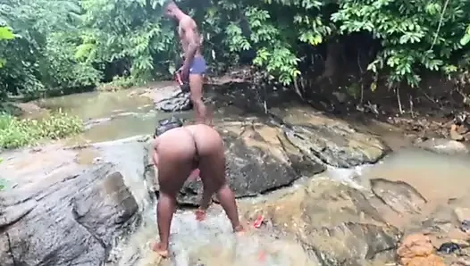Kami pergi ke sungai dan melakukan seks yang lembut