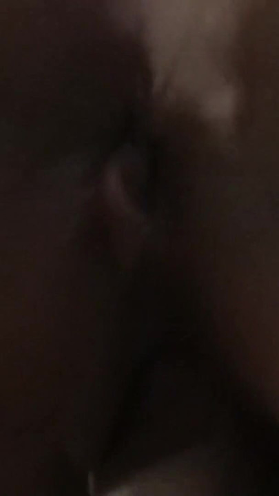 Tetka, zgodna milfa jebana u doggystyle i dobija creampie u vagini. | Klip 1