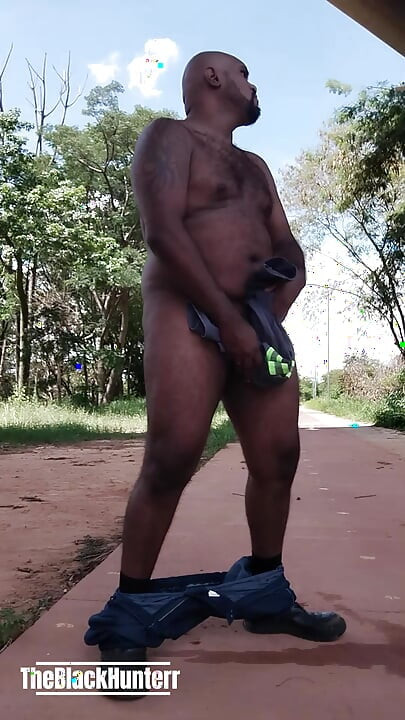 Вернувшись с работы, я остановился, чтобы пописать и в итоге снял всю мою одежду на улице