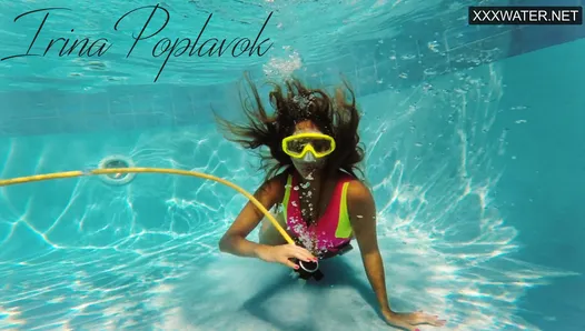 Irina Poplavok, bombasse la plus sexy, est coquine dans la piscine