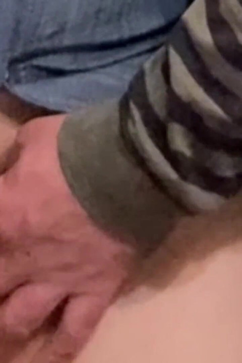 더러운 취미! 공공 장소에서 완벽한 보지를 핑거링하는 노인