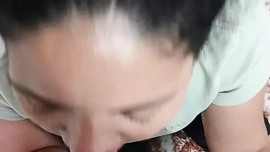 Güzel evli kadın gırtlağına kadar alıyor