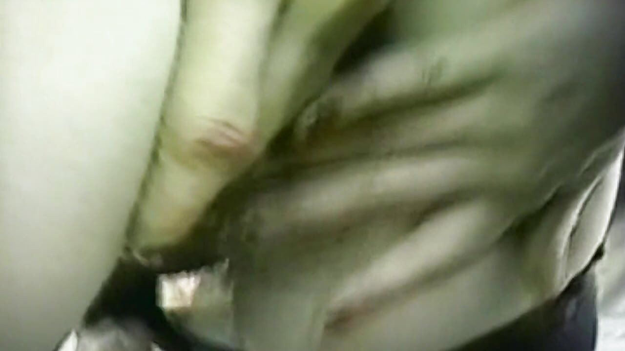 Cewek hot rambut cokelat lagi asik jilat dan fingering memeknya sampai muncrat banyak banget