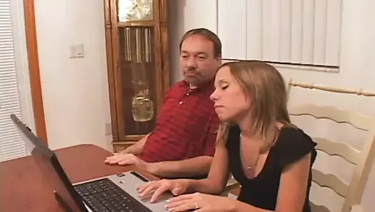 Malutka sikora kutas oko dobra dziewczyna Amber jebana przez brudnego d penisa na stole laptopa - nasienie w ustach