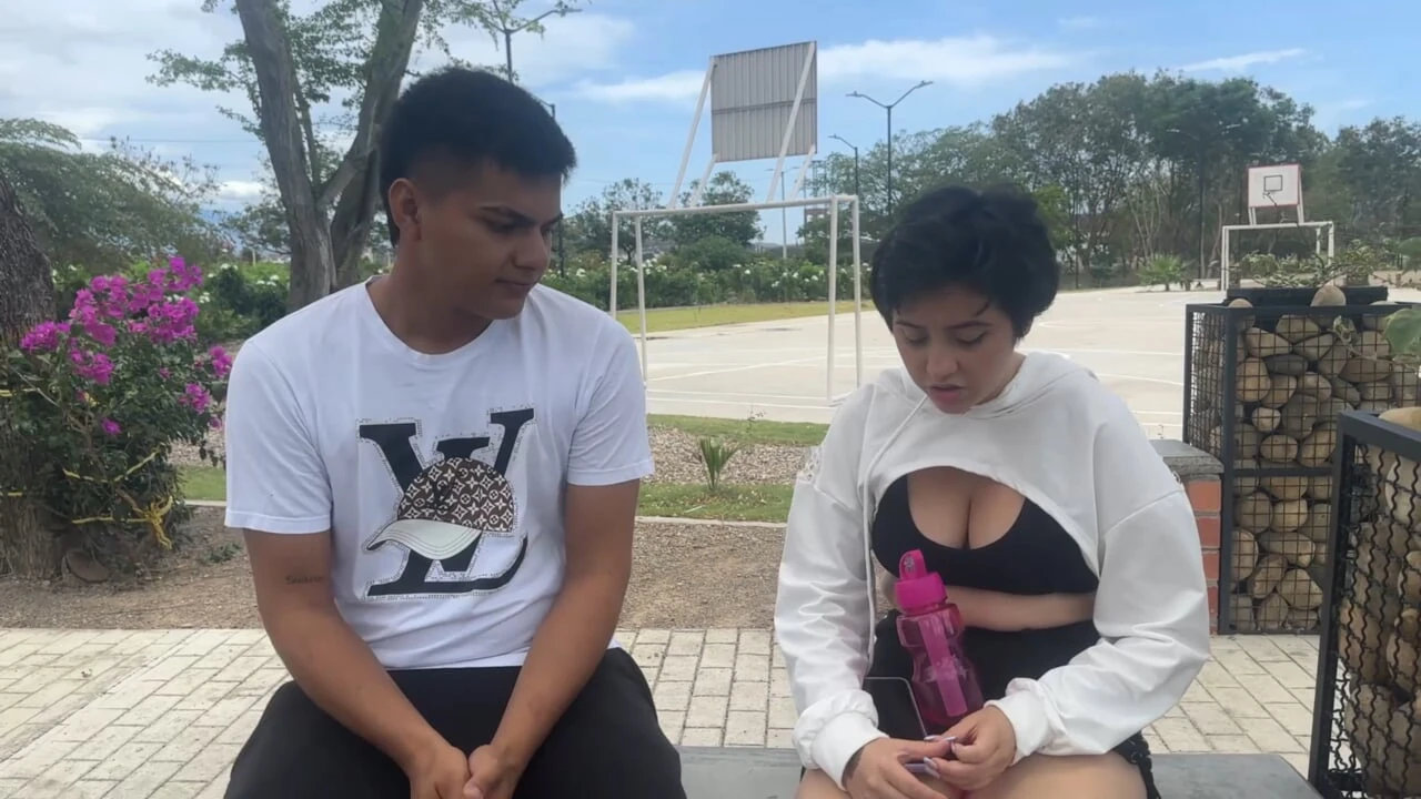 Ich werde mit meiner sexy stiefschwester in den park joggen, um uns abzulenken und sie zu überzeugen, nach hause zu gehen und die Tatsache zu nutzen, dass wir allein sind, um hart zu ficken