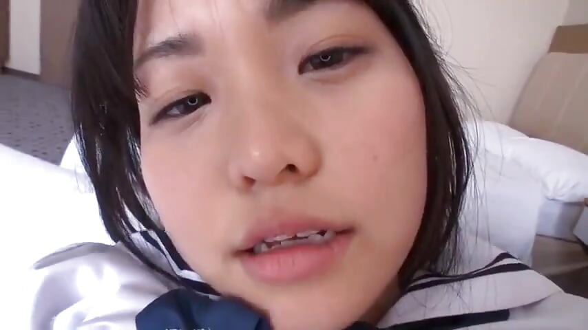 Seorang gadis yang tenang tradisi kehilangan dirinya sendiri dalam ciuman dalam dan keinginan yang lebih dalam.