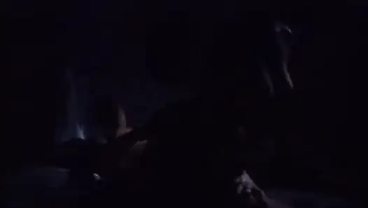 Seksi büyük memeli fahişe yatakta sert yarakla sikişiyor