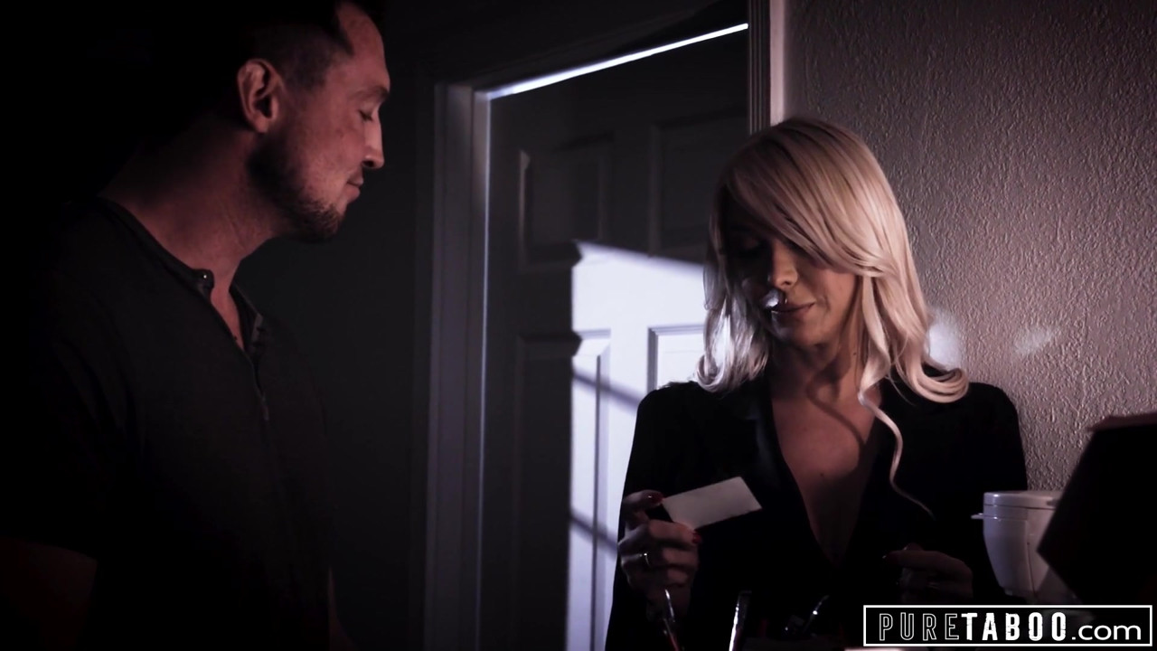 純粋なタブー、セクシートランスガールが悲しみの男をやる