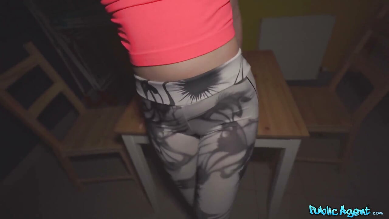 Agente - corredora de leggings apertadas fodida e recebe sua bunda coberta de porra