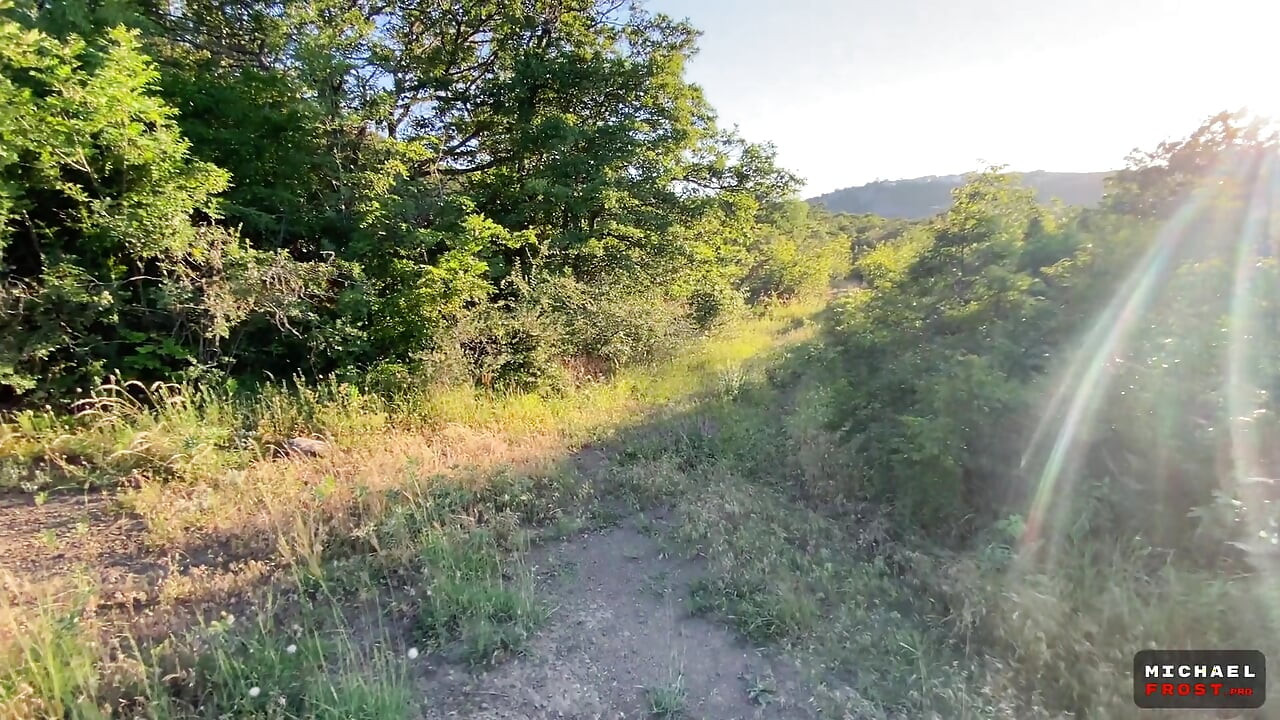 Fremdes mädchen mit dickem arsch bekommt doggystyle im park gefickt und kommt auf muschi und spermagang im höschen