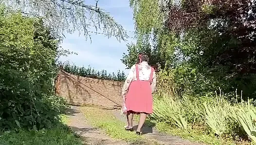 Bir akşam için küçük pembe kayışlı etek giymiş