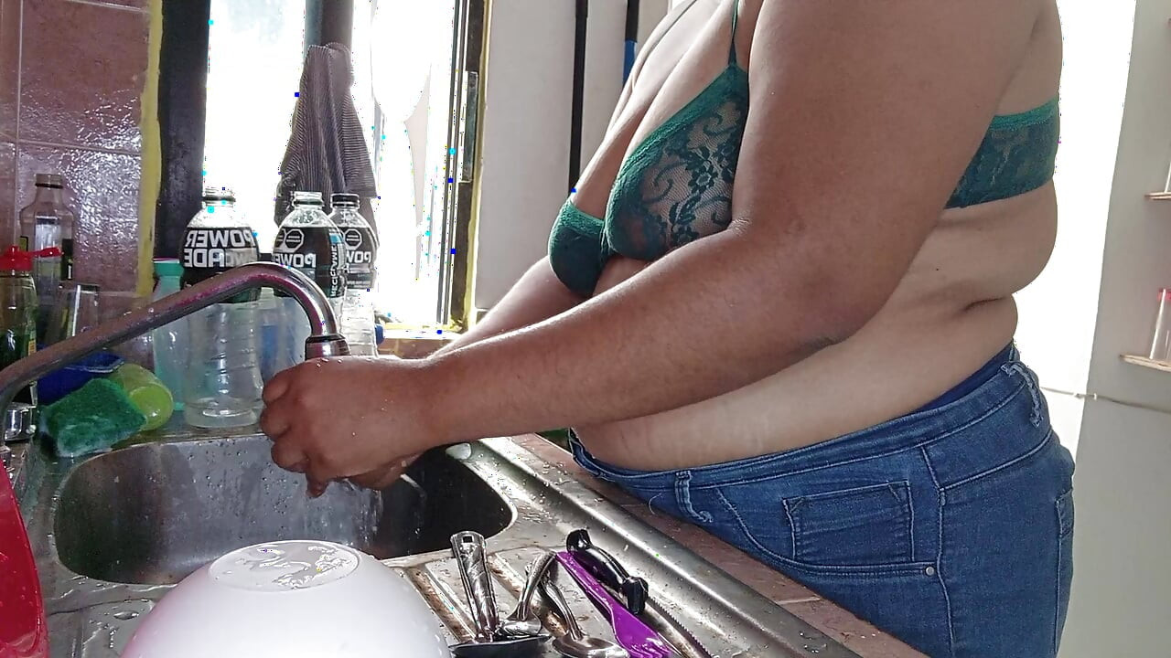 Sogra na cozinha com um bracelete
