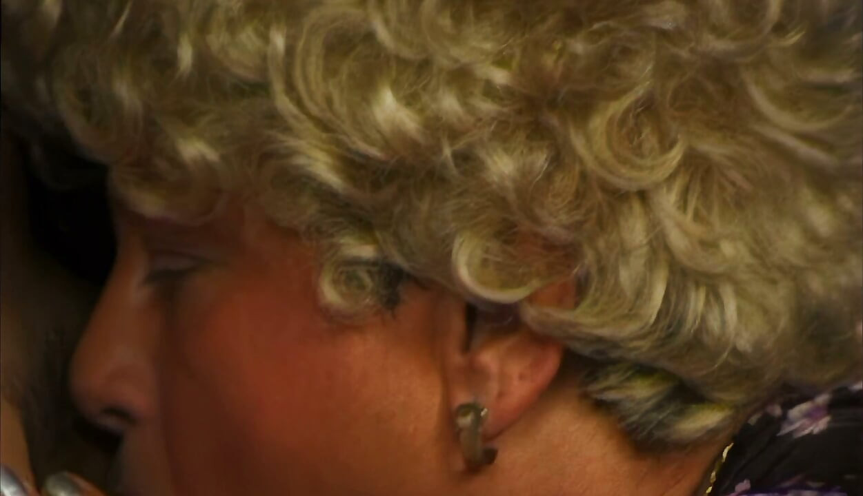 GILF ssie kutasa, a potem pochyla się do głębokiego lizania cipki