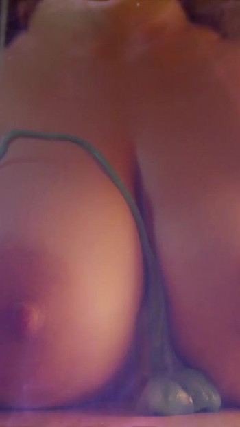 Památný okamžik z "Na světě nejkrásnější prsa vůbec 🍒 mladá umělkyně pokrývá svá úžasná prsa slizem - slowmotion"