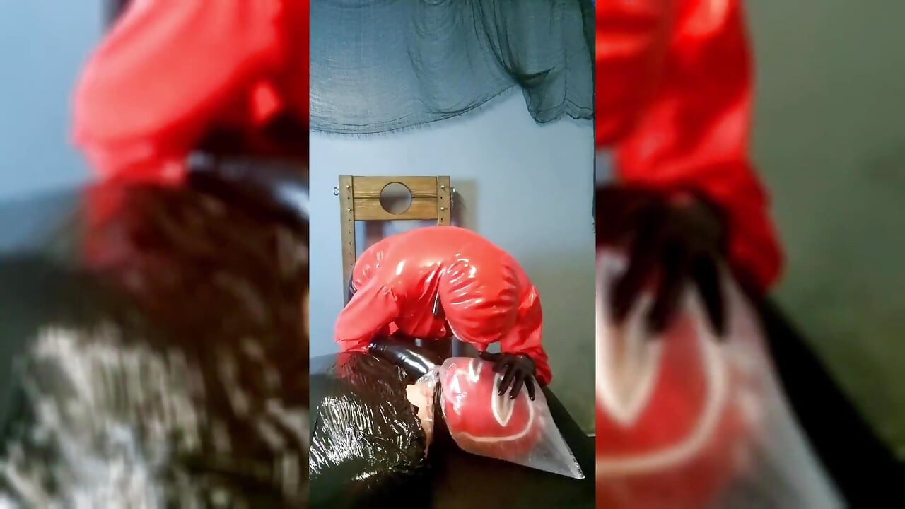 Thở cực độ trên nô lệ xác ướp trong latex
