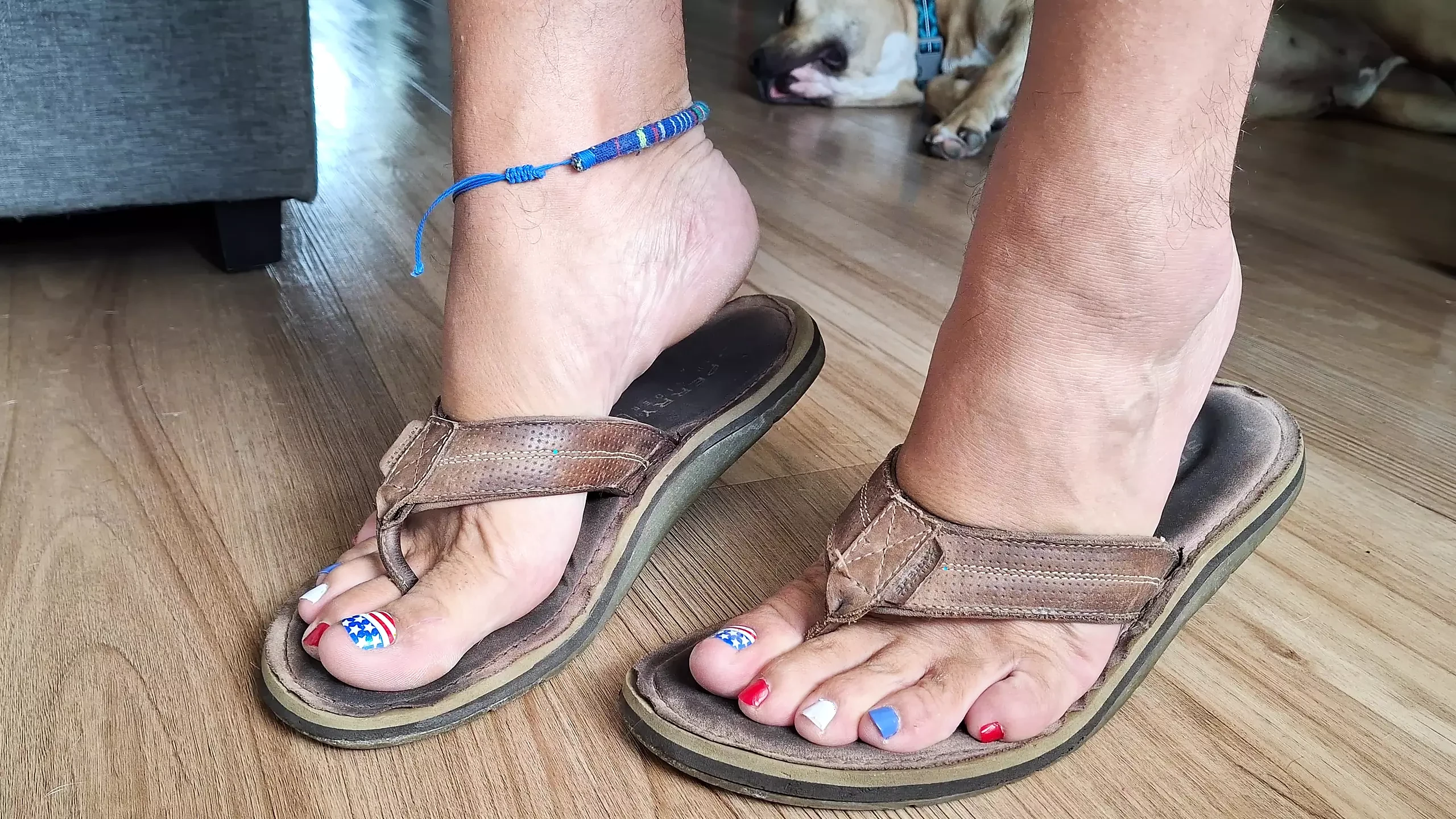 Menukar sandal pada kaki comel saya