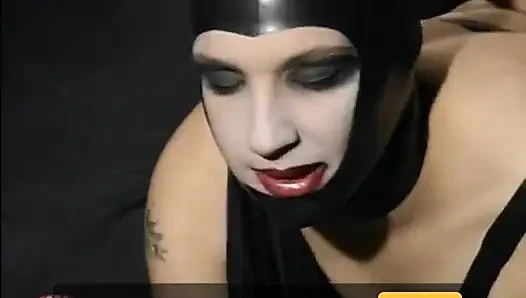 Yarı karanlıkta sapık lateks karmaşalar