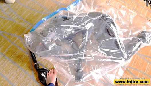 Fejira com - fille vêtue de cuir enveloppée dans un sac en plastique
