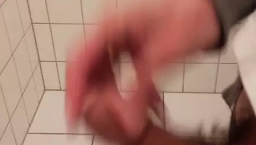 Alleine auf dem Klo