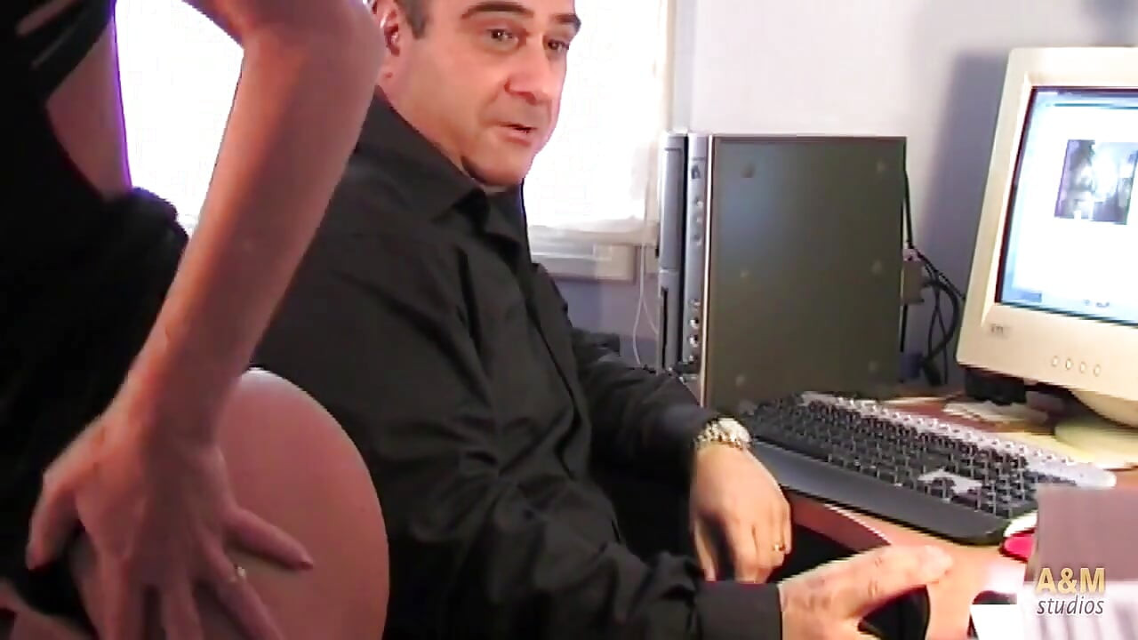 Πώς η Ann διορθώνει έναν προσωπικό υπολογιστή; Γαμήσι φυσικά!!