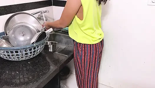 Yumuşak bulaşıkları yıkadıktan sonra banyoya gidiyordu, kayınbiraderi amını yalatmaya başladı