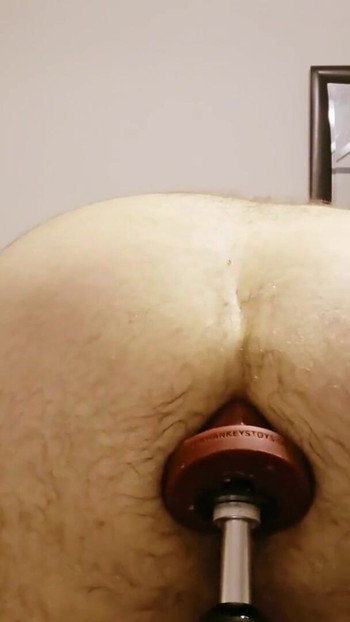 ファッキングマシンでうめき声をあげてオーガズム |クリップ1