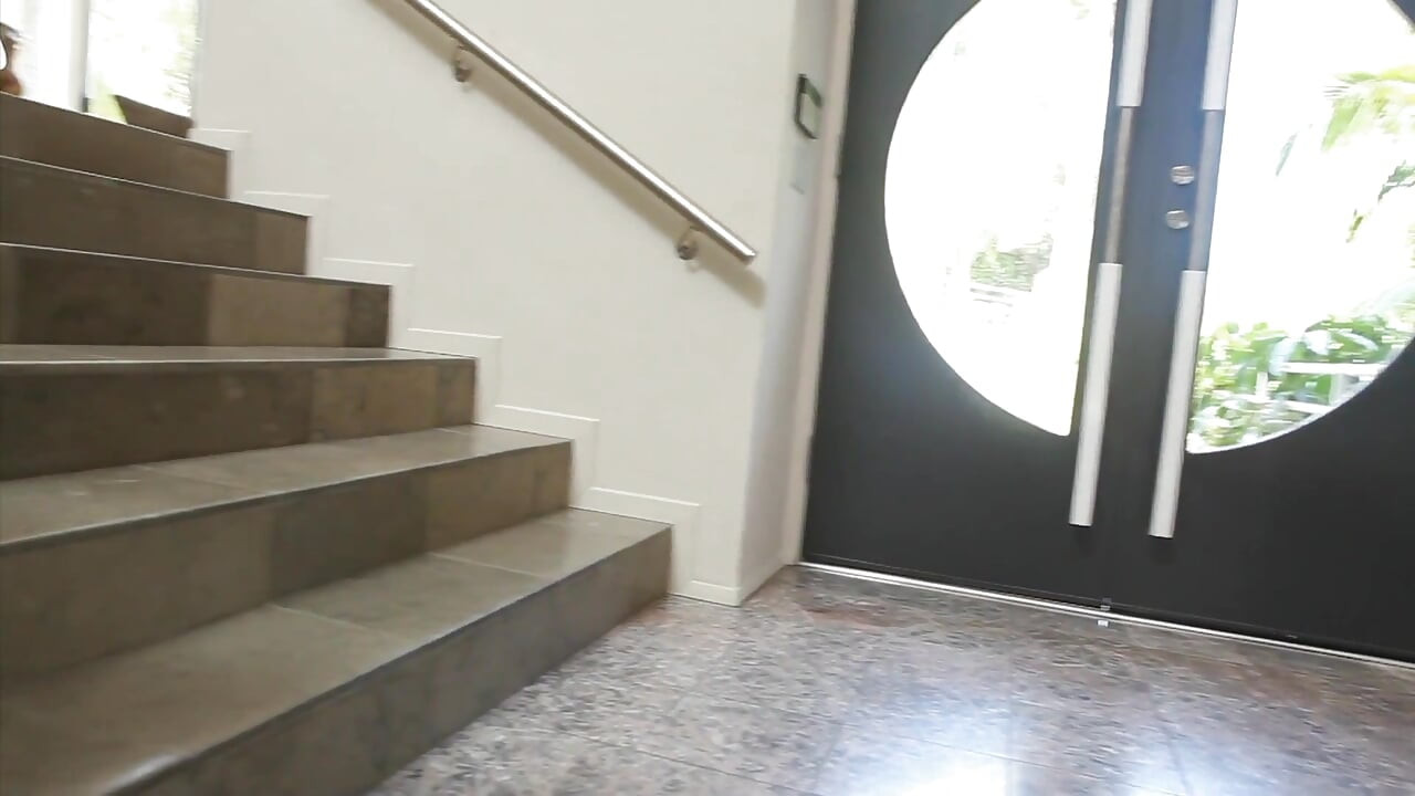 Langer glasdildo in ihren engen arsch gedrückt