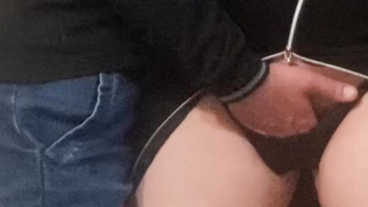 OMG! Dotýkání se šťavnaté kundičky v metru - Penetrace v sexy kalhotkách