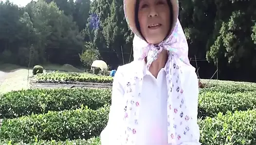 Зрелая женщина, которая управляет чайной плантацией в Сидзуоке решила появиться в av несколько лет назад