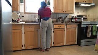 Сирийская жена позволяет 18-летнему немецкому пасынку трахнуть ее на кухне
