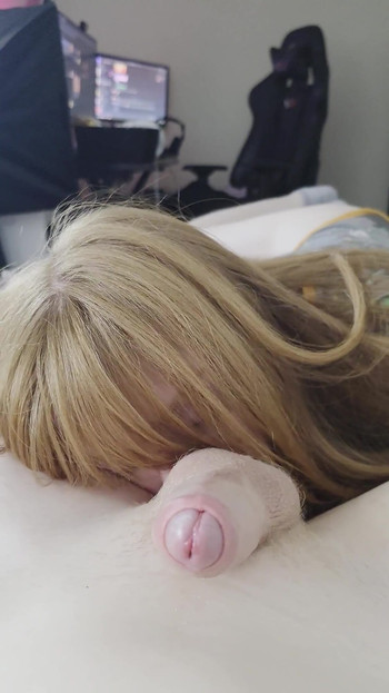 그녀가 나를 따먹은 후 내 얼굴에 땀을 흘리는 공을 문지르다