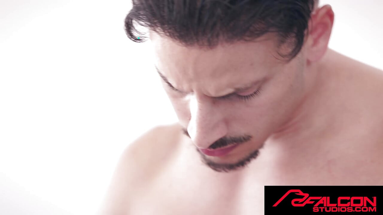 FALCON STUDIOS - Fabio Stallion pakker ut Huge Bulge & Barebacks Dean Hard