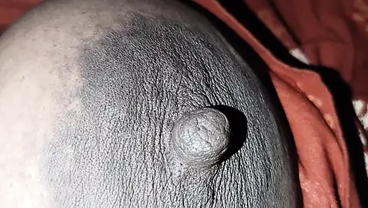 Ibu tiri desi menunjukkan memek dan payudara susu