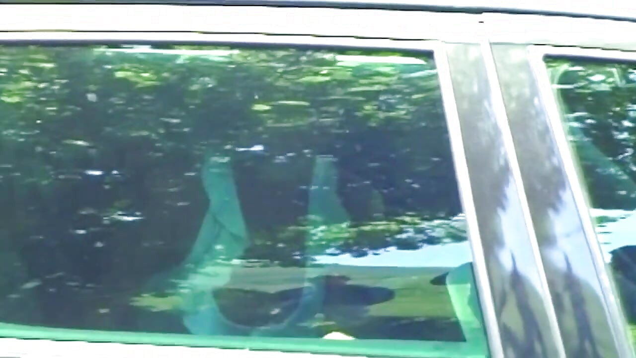 Amatör fingrar hennes våta fitta utomhus och i bilen
