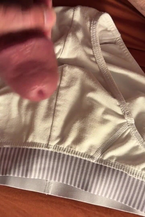 Ich mache meine weißen Unterhosen nass