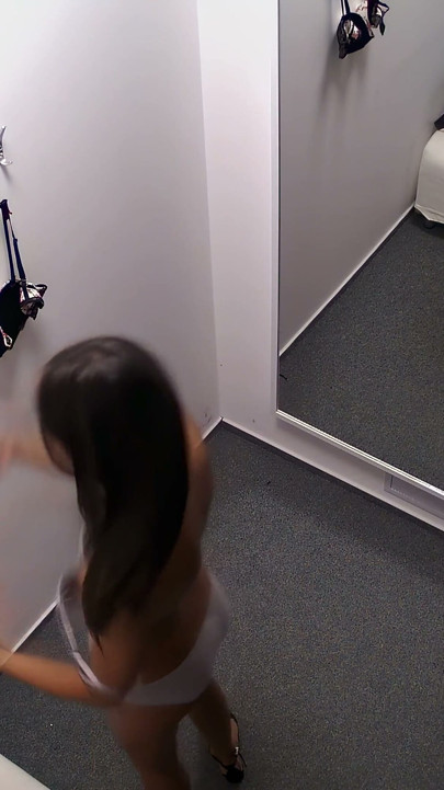 Czech Cabins 53: Brunette med hot røv - Ved præcis, hvordan hun skal arbejde kameraet