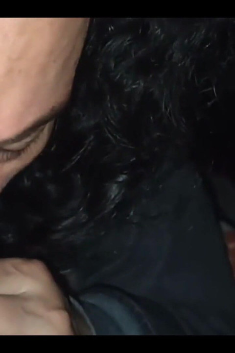 मैं दोस्त के घर पर रहता हूं और उसका लंड चूसने के लिए कमरे में आता है