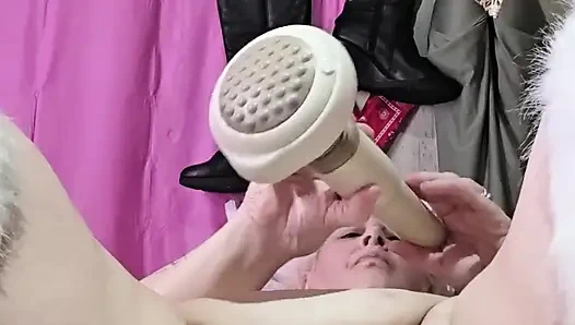 С музыкой на она жестко кончает в без стрингов это неправильно?