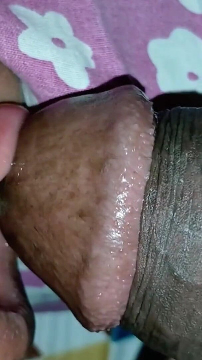 Lud die freundin ihrer schwester in ihr zimmer ein und fickte sie | Clip 1